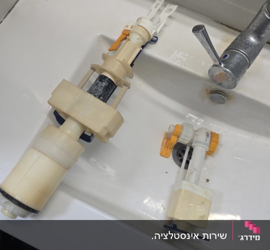 חלקי אינסטלציה בכיור עם ברז